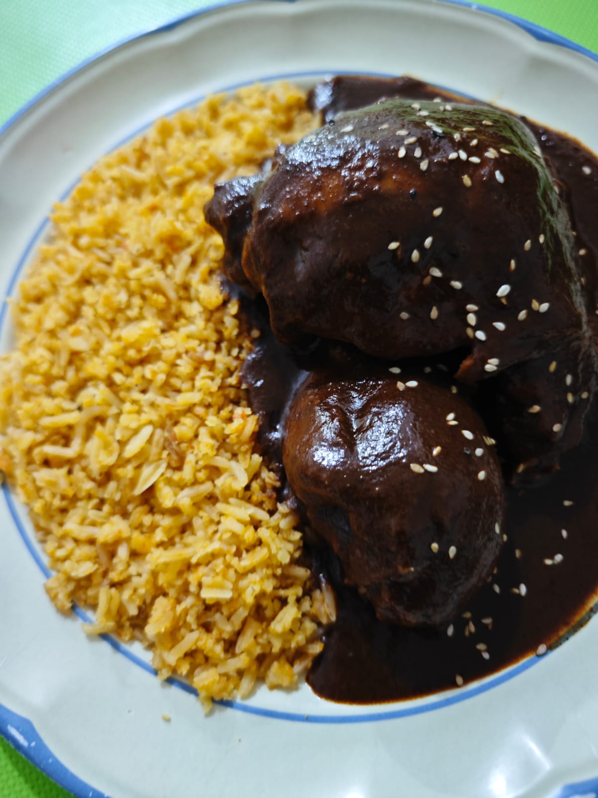Pollo con mole poblano